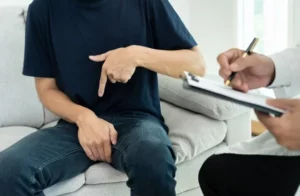 hombre señalando su parte íntima al médico